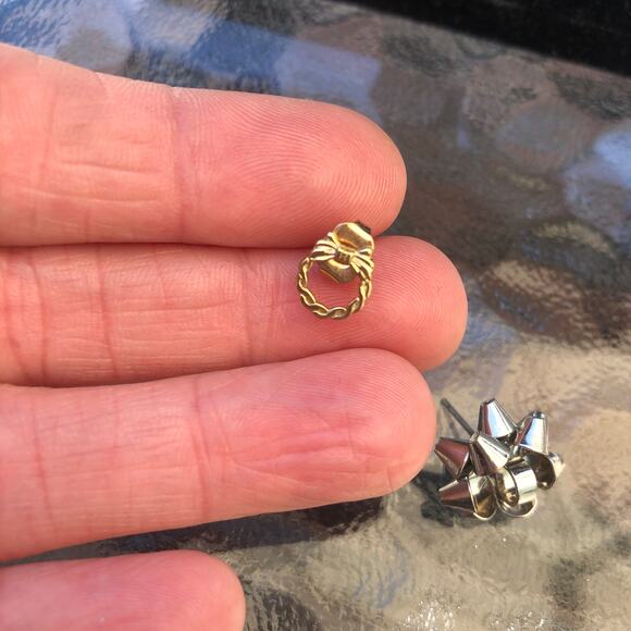 Vintage Christmas Earrings Avon Small Gold Wreaths, Gift Bows, Christmas Trees - Picture 5 of 6